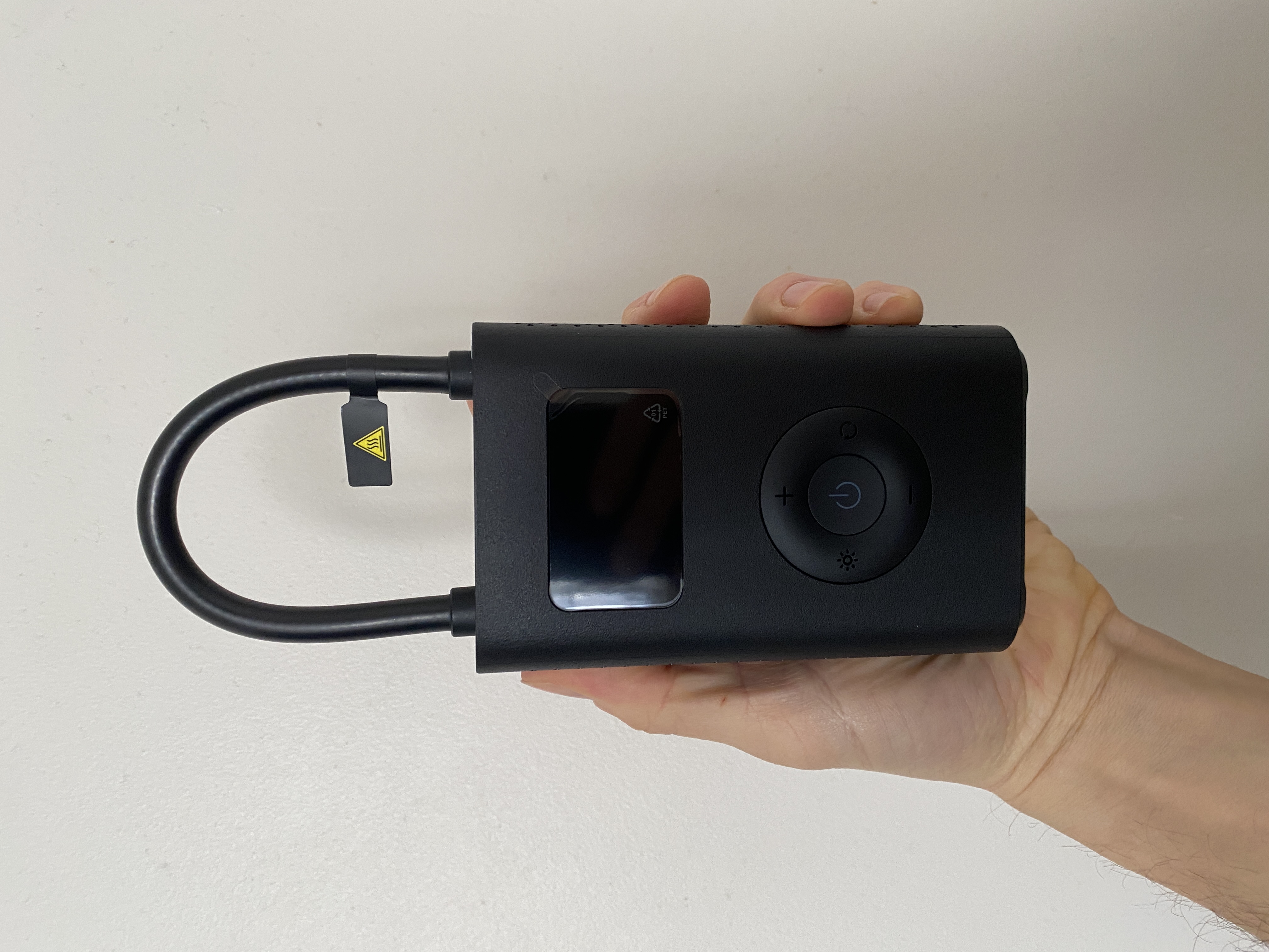 Le Xiaomi Compressor 2 tenu en main — compact et léger